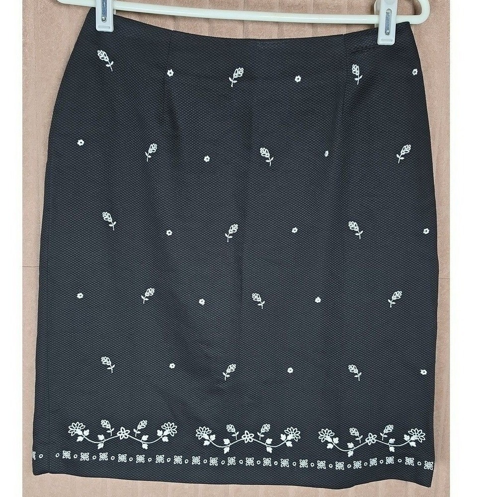 TALBOTS vintage 100% Cotton Black skirt w/ White Embroidered flowers, unlined, 8